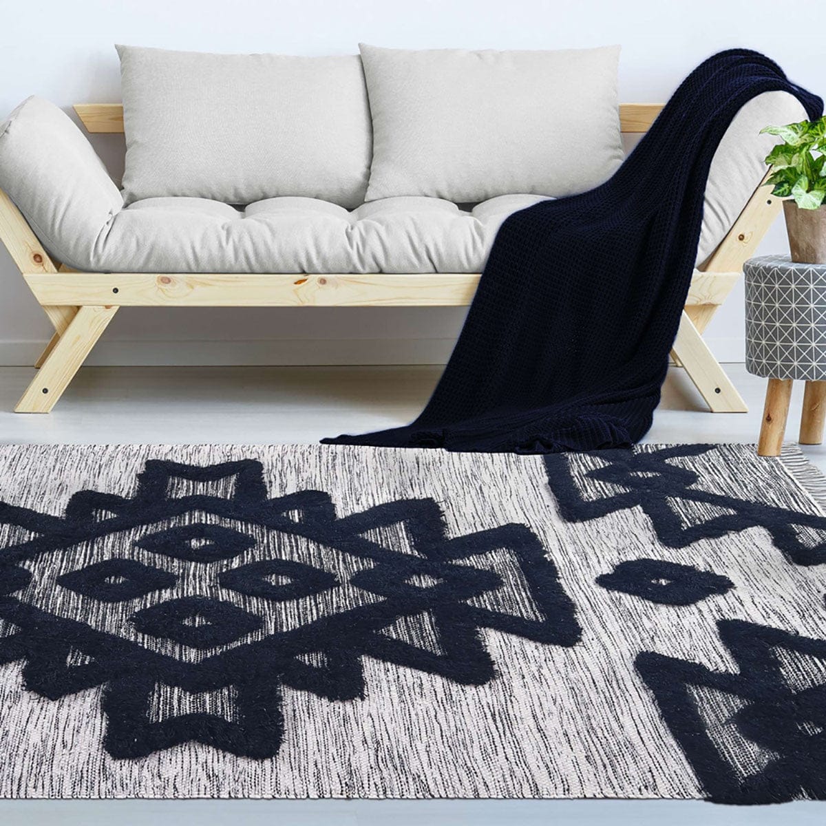 4' X 6' Black And Ivory Wool Geometric Flatweave Handmade Stain Resistant Area Rug With Fringe